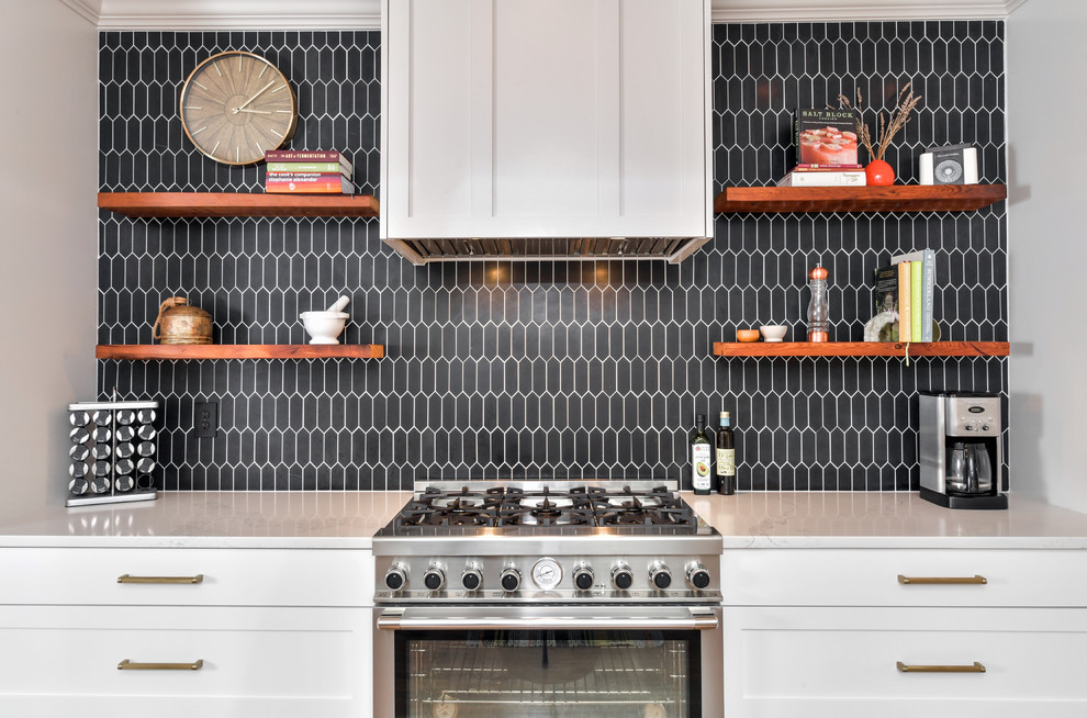 Klassische Küche mit Schrankfronten im Shaker-Stil, Küchenrückwand in Schwarz, Küchengeräten aus Edelstahl und grauer Arbeitsplatte in Atlanta