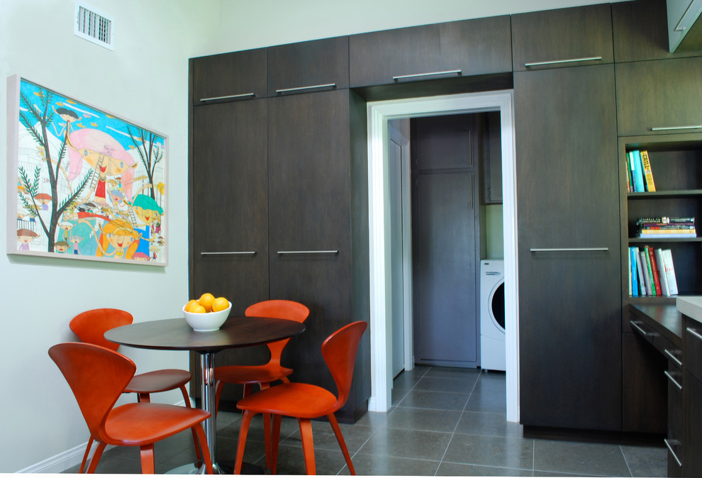 Foto de cocina contemporánea de tamaño medio con armarios con paneles lisos y puertas de armario de madera en tonos medios