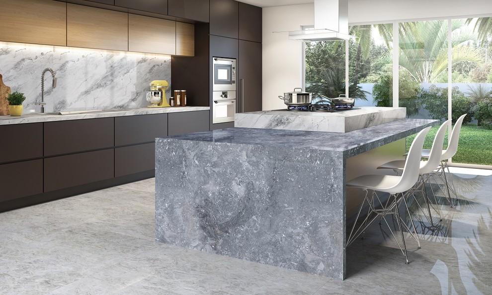 Aménagement d'une cuisine moderne avec un plan de travail en granite.