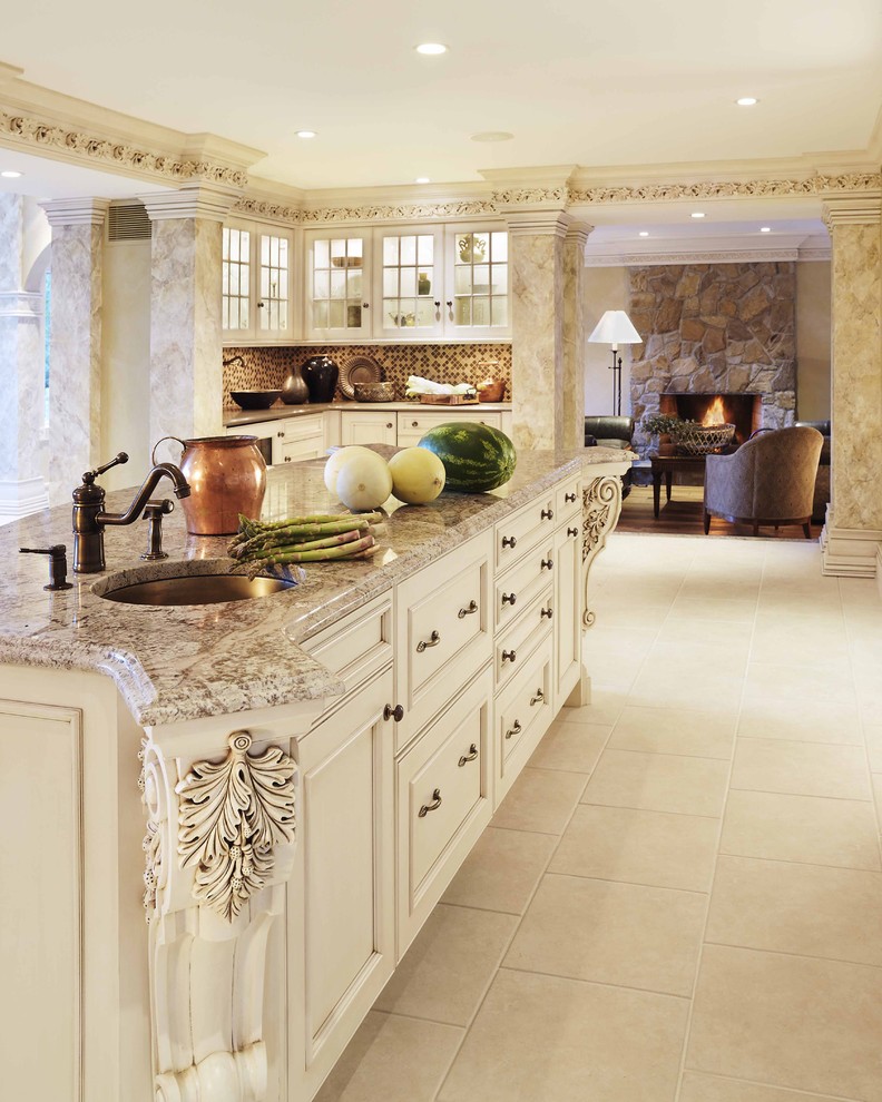 Klassische Küche mit Schrankfronten mit vertiefter Füllung, Unterbauwaschbecken, beigen Schränken, Granit-Arbeitsplatte, Küchenrückwand in Braun und Rückwand aus Mosaikfliesen in Boston