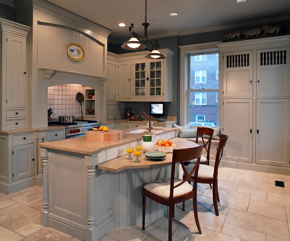 На фото: кухня в классическом стиле с фасадами с утопленной филенкой, врезной мойкой, белым фартуком, серыми фасадами и барной стойкой с