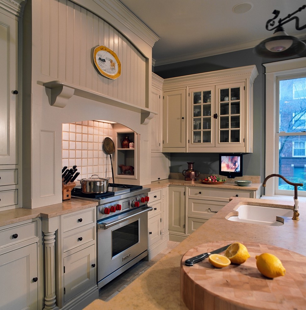 Imagen de cocina clásica con fregadero bajoencimera, armarios con paneles empotrados, puertas de armario beige y salpicadero blanco
