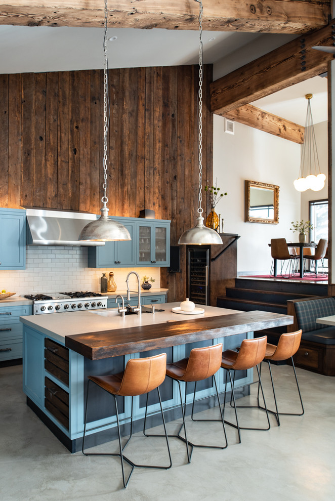 Idéer för ett stort rustikt grå kök med öppen planlösning, med en undermonterad diskho, skåp i shakerstil, blå skåp, bänkskiva i kvarts, vitt stänkskydd, stänkskydd i keramik, rostfria vitvaror, betonggolv, en köksö och grått golv