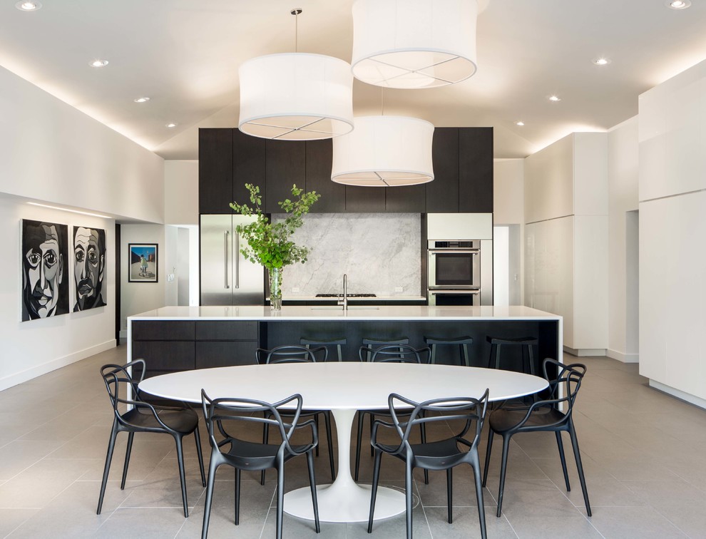 Moderne Wohnküche mit Unterbauwaschbecken, flächenbündigen Schrankfronten, Küchenrückwand in Weiß, Küchengeräten aus Edelstahl und Kücheninsel in Denver