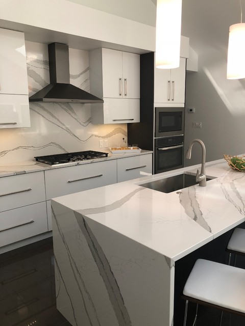 Door Style Duet High Gloss White And Gray Lines Textured Melamine Modern Kitchen Other By Showplace Cabinetry Design Center Houzz Ie