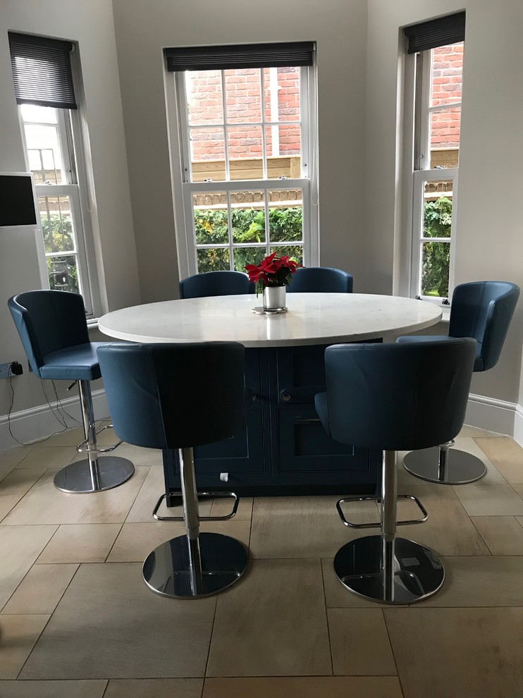 Offene Moderne Küche mit Quarzit-Arbeitsplatte und Kücheninsel in London