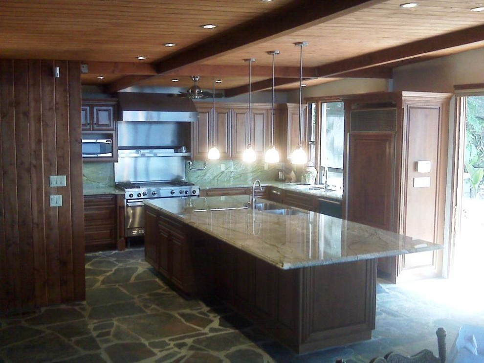 Example of a kitchen design in Orange County