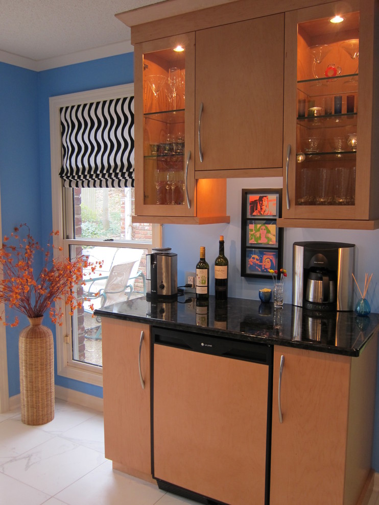 Foto di una cucina minimal di medie dimensioni con lavello sottopiano, ante in legno scuro, top in granito, paraspruzzi blu, elettrodomestici in acciaio inossidabile e pavimento in ardesia