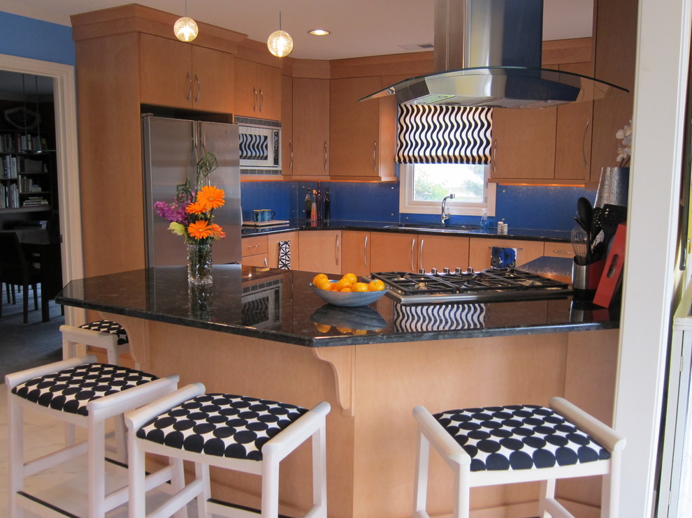 Idee per una cucina minimal di medie dimensioni con lavello sottopiano, ante in legno chiaro, top in laminato, paraspruzzi blu, paraspruzzi con lastra di vetro, elettrodomestici in acciaio inossidabile, pavimento in gres porcellanato e penisola