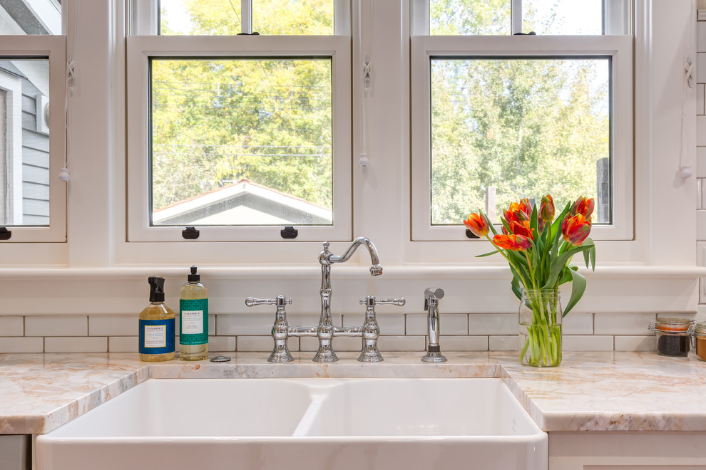 Foto di una grande cucina classica con lavello stile country, top in marmo, paraspruzzi bianco e paraspruzzi con piastrelle in ceramica
