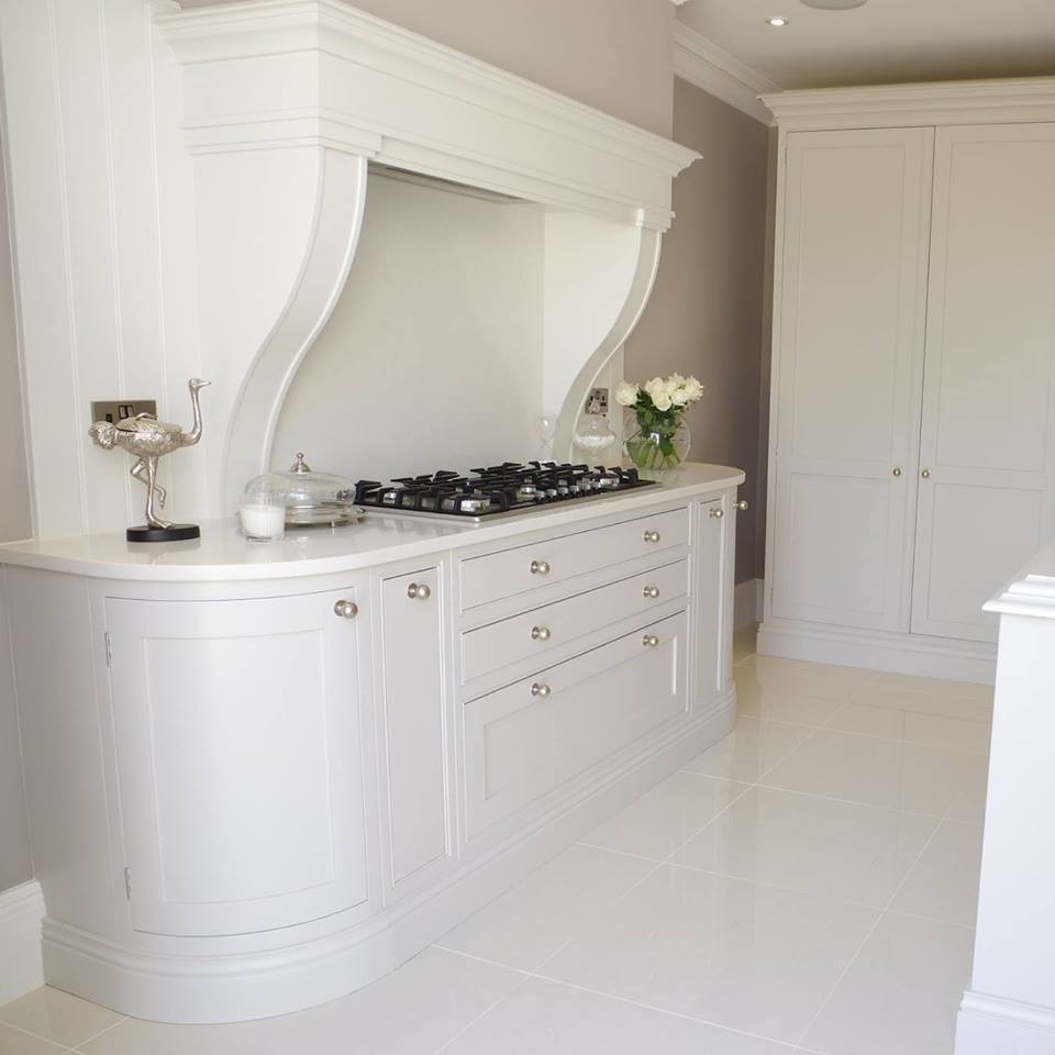 Inredning av ett klassiskt stort vit vitt kök med öppen planlösning, med en dubbel diskho, skåp i shakerstil, grå skåp, bänkskiva i kvartsit, vitt stänkskydd, stänkskydd i sten, rostfria vitvaror, kalkstensgolv, en köksö och beiget golv