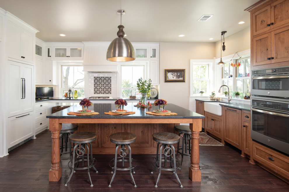 Kitchen - cottage kitchen idea in Kansas City