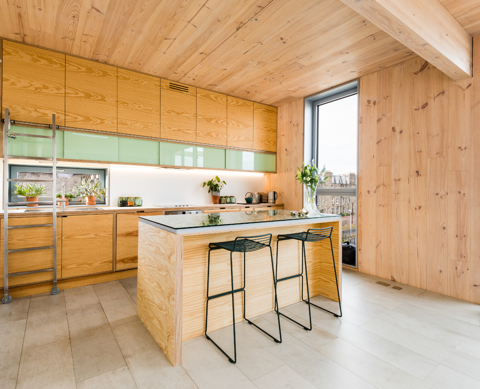 Пример оригинального дизайна: параллельная кухня-гостиная среднего размера в стиле ретро с с полувстраиваемой мойкой (с передним бортиком), светлыми деревянными фасадами, техникой из нержавеющей стали и островом