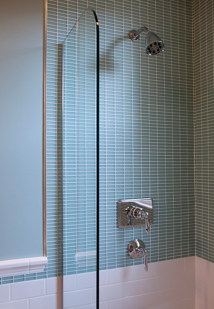 Foto de cuarto de baño actual de tamaño medio con armarios con paneles lisos, puertas de armario de madera en tonos medios y suelo de travertino