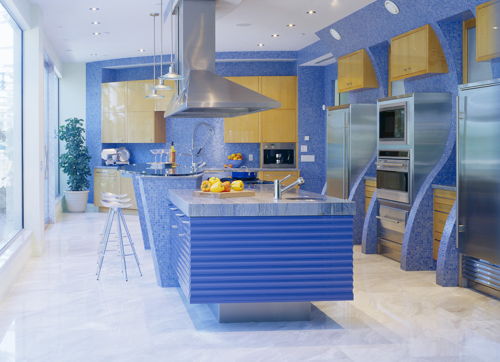 Свежая идея для дизайна: кухня в стиле модернизм с плоскими фасадами, техникой из нержавеющей стали, синим фартуком, фартуком из плитки мозаики и фасадами цвета дерева среднего тона - отличное фото интерьера