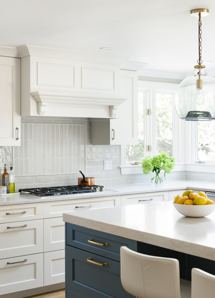Moderne Küche mit weißen Schränken, Küchenrückwand in Weiß, Kücheninsel und braunem Boden in Boston