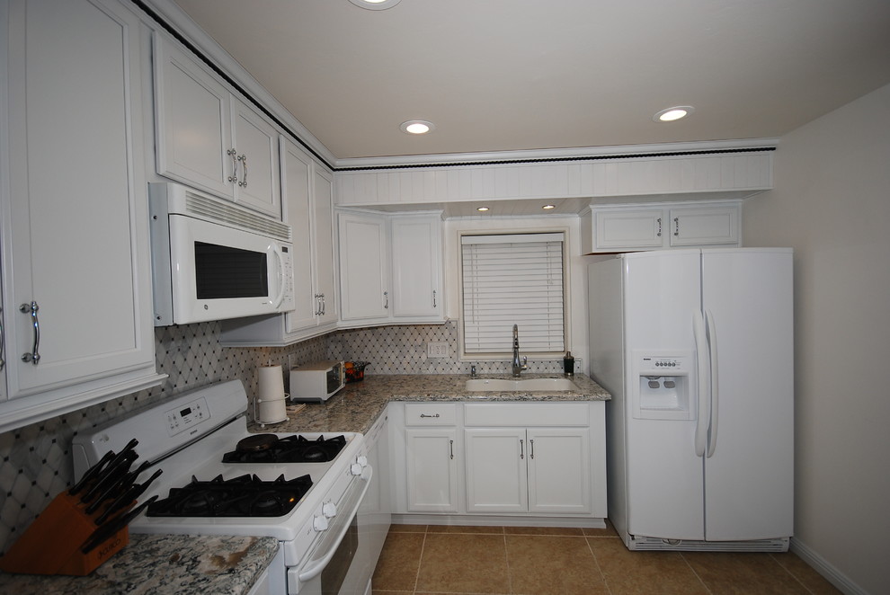 DoveWhite/ Praa Sands Clásico Cocina Otras zonas de Blue River