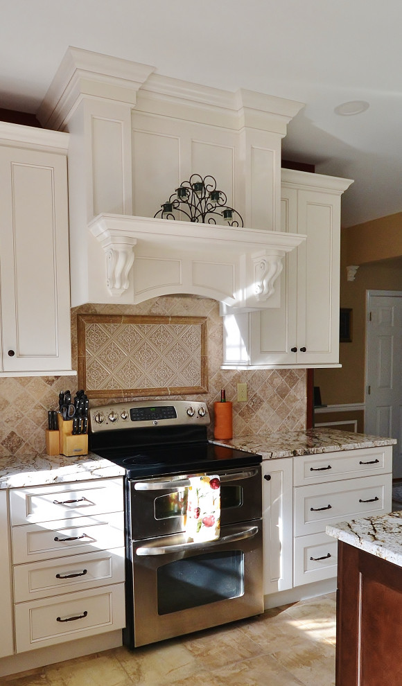 Exempel på ett stort klassiskt flerfärgad flerfärgat kök, med en undermonterad diskho, luckor med infälld panel, vita skåp, granitbänkskiva, beige stänkskydd, stänkskydd i keramik, rostfria vitvaror, klinkergolv i keramik, en köksö och beiget golv