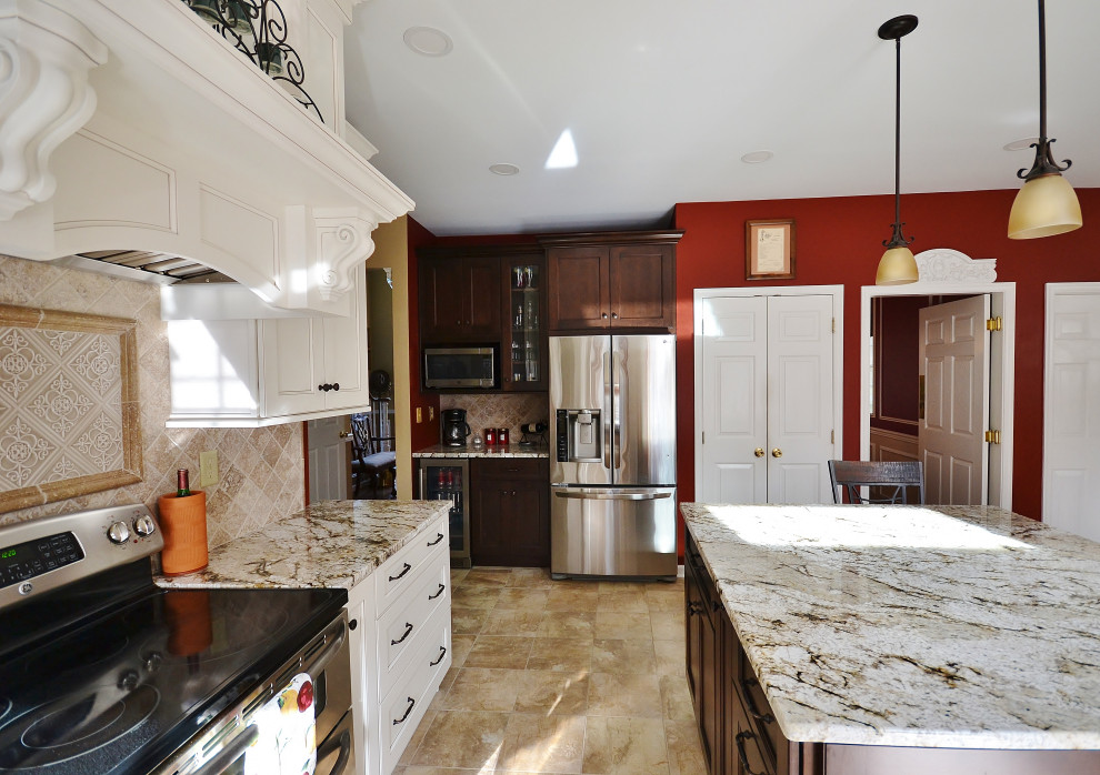 Inredning av ett klassiskt stort flerfärgad flerfärgat kök, med en undermonterad diskho, luckor med infälld panel, vita skåp, granitbänkskiva, beige stänkskydd, stänkskydd i keramik, rostfria vitvaror, klinkergolv i keramik, en köksö och beiget golv