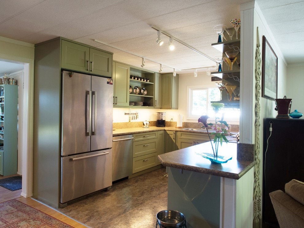 シアトルにある小さなトランジショナルスタイルのおしゃれなキッチン (ドロップインシンク、落し込みパネル扉のキャビネット、緑のキャビネット、ラミネートカウンター、茶色いキッチンパネル、シルバーの調理設備、クッションフロア、アイランドなし、茶色い床、茶色いキッチンカウンター) の写真