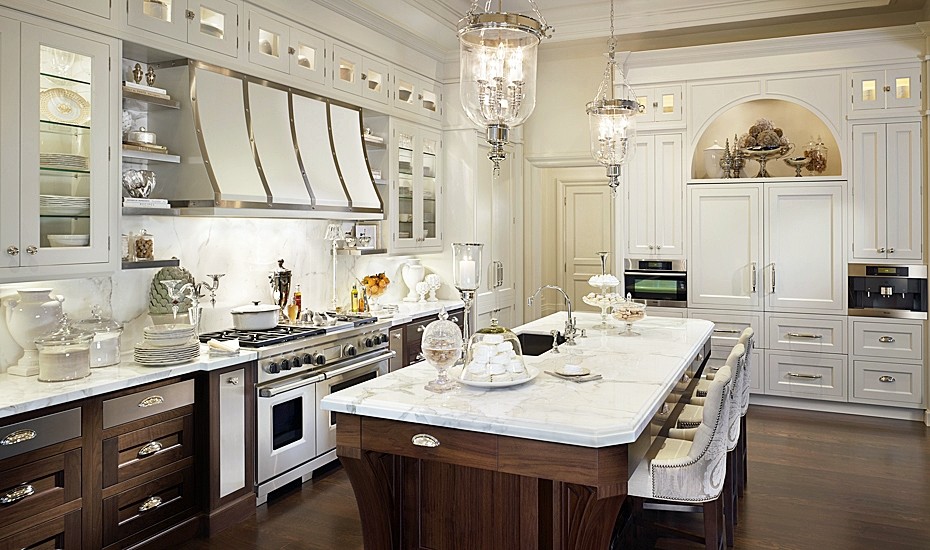 Exempel på ett klassiskt kök, med en undermonterad diskho, luckor med infälld panel, vita skåp, marmorbänkskiva, vitt stänkskydd, rostfria vitvaror, mörkt trägolv och en köksö