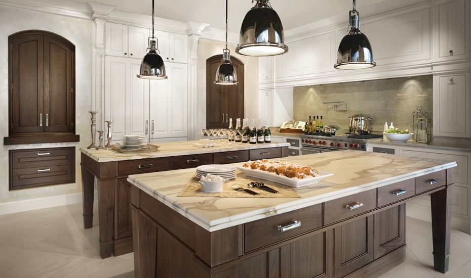 Cette photo montre une grande cuisine chic en L et bois brun avec 2 îlots, un placard à porte shaker, plan de travail en marbre et un électroménager en acier inoxydable.