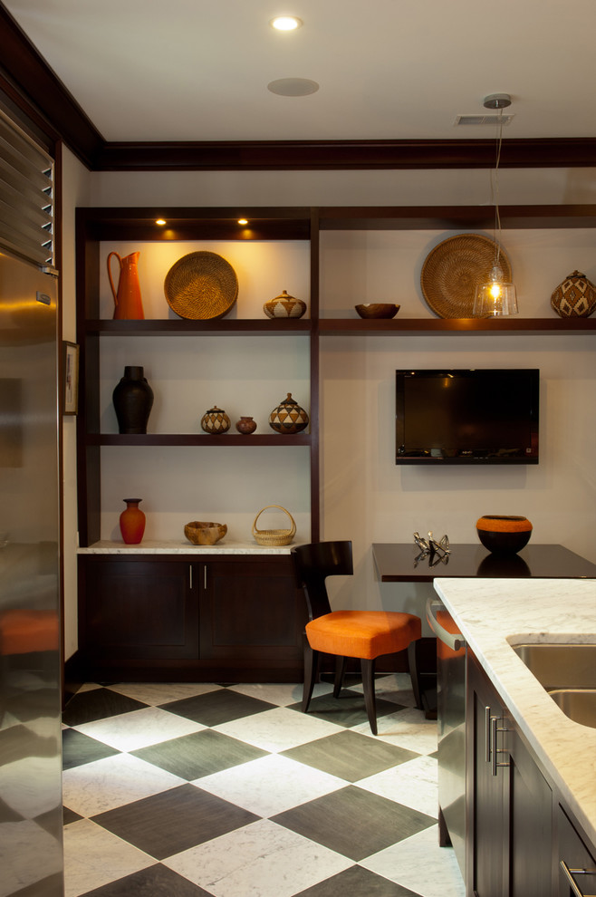 Foto di una cucina minimal con lavello sottopiano e elettrodomestici in acciaio inossidabile