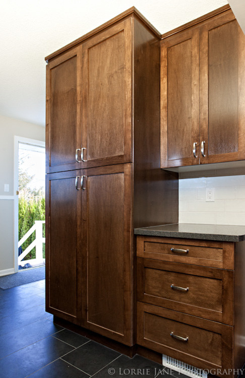 Example of a classic kitchen design in Vancouver