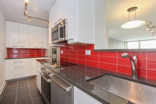 おしゃれなキッチン 赤いキッチンパネル 黒い床 の画像 21年7月 Houzz ハウズ