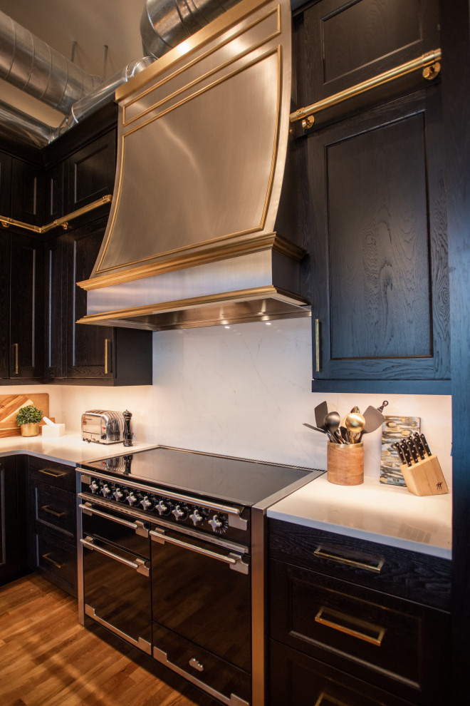 Свежая идея для дизайна: кухня-гостиная среднего размера в стиле лофт с черными фасадами, белым фартуком, техникой из нержавеющей стали, островом и черной столешницей - отличное фото интерьера