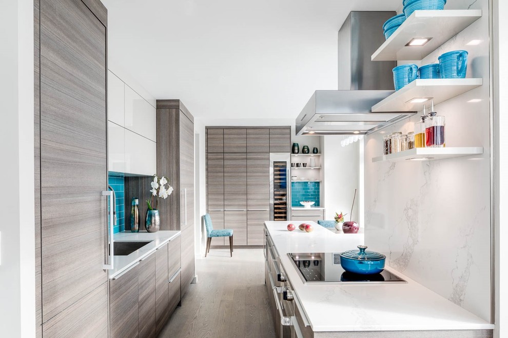 Zweizeilige Moderne Küche mit Unterbauwaschbecken, flächenbündigen Schrankfronten, grauen Schränken, Küchenrückwand in Blau, Rückwand aus Metrofliesen und Küchengeräten aus Edelstahl in Boston