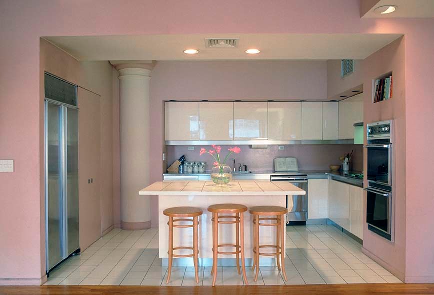 ニューヨークにある高級な中くらいなモダンスタイルのおしゃれなキッチン (ドロップインシンク、フラットパネル扉のキャビネット、白いキャビネット、タイルカウンター、ピンクのキッチンパネル、シルバーの調理設備、セラミックタイルの床、ガラスタイルのキッチンパネル、白い床) の写真