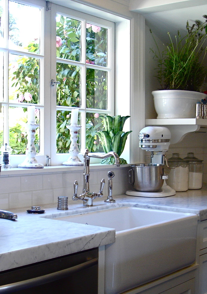 Eat-in kitchen - small traditional l-shaped dark wood floor, brown floor and vaulted ceiling eat-in kitchen idea in San Francisco with a farmhouse sink, white cabinets, marble countertops, white backsplash, subway tile backsplash, stainless steel appliances, an island and white countertops