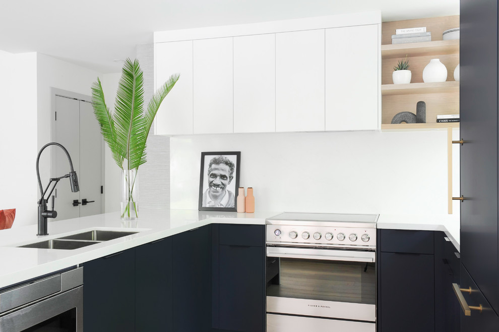 Foto på ett litet eklektiskt vit kök, med en undermonterad diskho, släta luckor, vita skåp, bänkskiva i kvartsit, integrerade vitvaror, ljust trägolv, en halv köksö och beiget golv