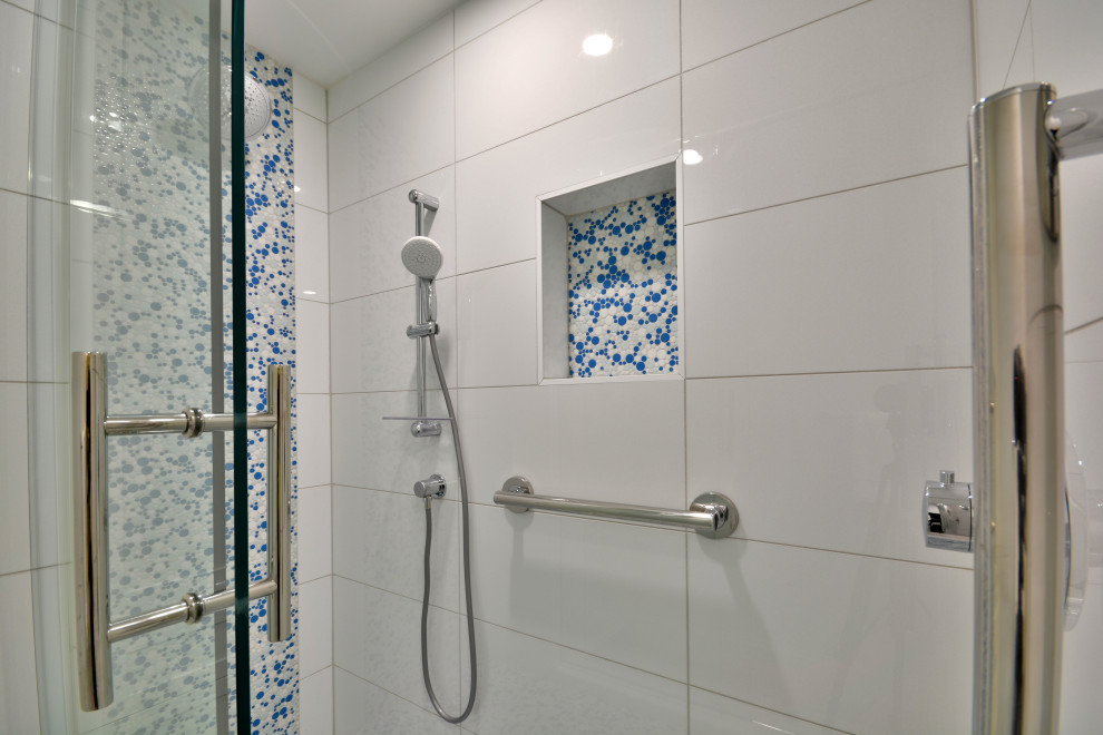 Cette image montre une grande salle de bain design avec un sol en liège, un sol beige et un plafond à caissons.