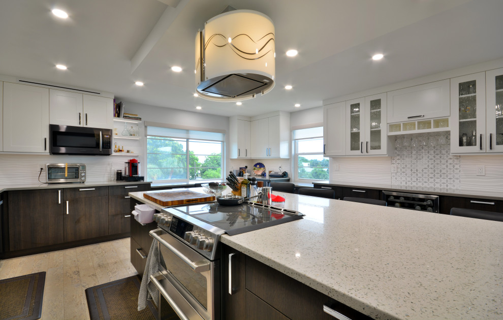 Modern inredning av ett stort flerfärgad flerfärgat kök, med en integrerad diskho, skåp i shakerstil, vita skåp, bänkskiva i återvunnet glas, vitt stänkskydd, stänkskydd i keramik, rostfria vitvaror, korkgolv, en köksö och beiget golv