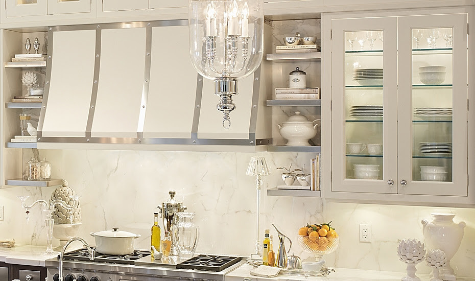 Inspiration för klassiska kök, med en undermonterad diskho, luckor med glaspanel, marmorbänkskiva, vitt stänkskydd, stänkskydd i sten och rostfria vitvaror