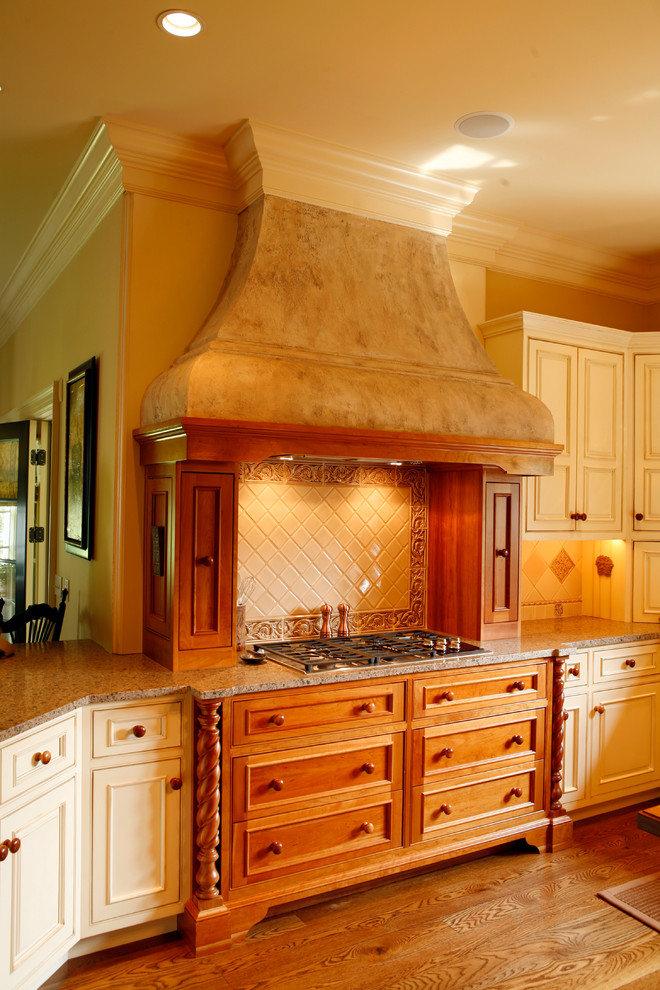 Idéer för att renovera ett vintage kök med öppen planlösning, med en rustik diskho, granitbänkskiva, vitt stänkskydd, stänkskydd i stenkakel, integrerade vitvaror och mellanmörkt trägolv