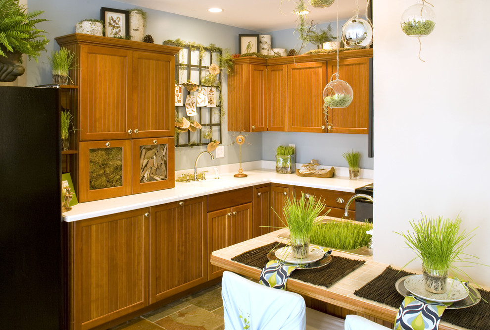 Kleine Eklektische Küche in L-Form mit integriertem Waschbecken, Schrankfronten mit vertiefter Füllung, hellbraunen Holzschränken, Mineralwerkstoff-Arbeitsplatte und Schieferboden in Cincinnati