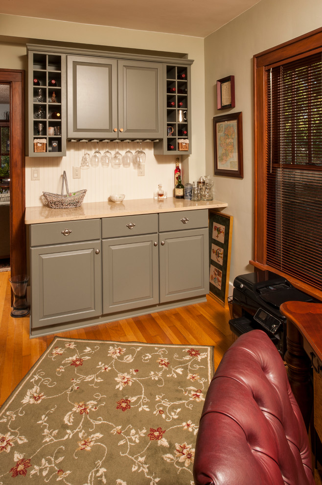 デトロイトにあるカントリー風のおしゃれなI型キッチン (白いキッチンパネル、レイズドパネル扉のキャビネット、グレーのキャビネット、ライムストーンカウンター、木材のキッチンパネル、無垢フローリング、白いキッチンカウンター) の写真