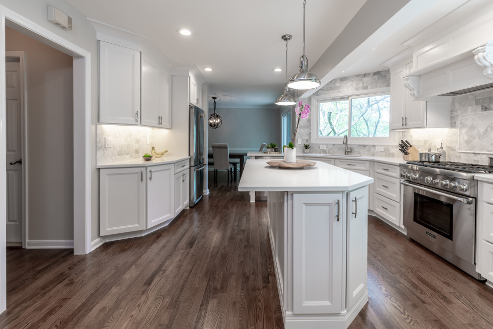 Esempio di una cucina design di medie dimensioni con ante bianche, top in granito, paraspruzzi grigio, elettrodomestici in acciaio inossidabile, pavimento marrone e top bianco
