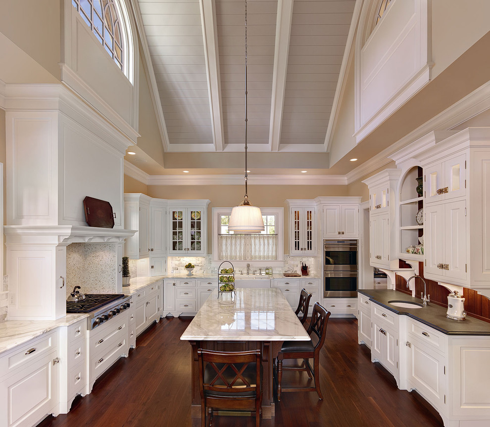 Klassische Küchenbar in U-Form mit profilierten Schrankfronten, weißen Schränken, Küchenrückwand in Weiß und Unterbauwaschbecken in Charleston