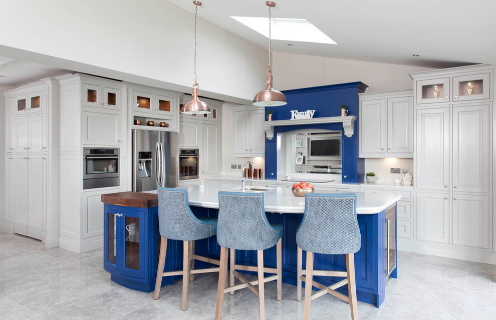 Exempel på ett mycket stort klassiskt kök, med en integrerad diskho, luckor med lamellpanel, blå skåp, bänkskiva i kvartsit, vitt stänkskydd, stänkskydd i sten, rostfria vitvaror, klinkergolv i keramik och en köksö