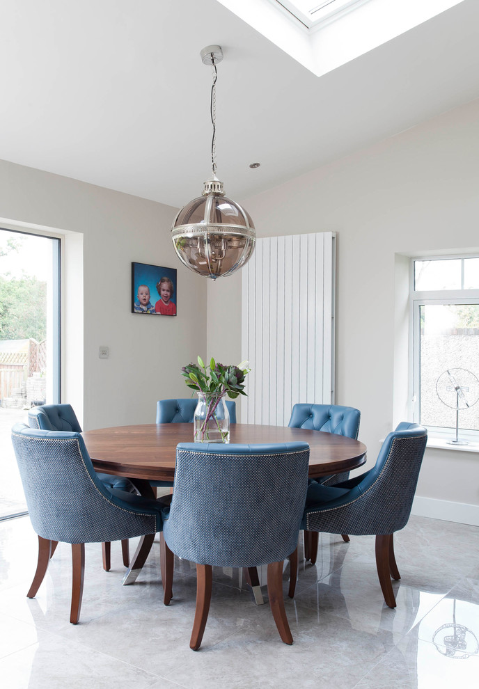 Exemple d'une très grande salle à manger ouverte sur le salon chic avec un sol en carrelage de céramique.