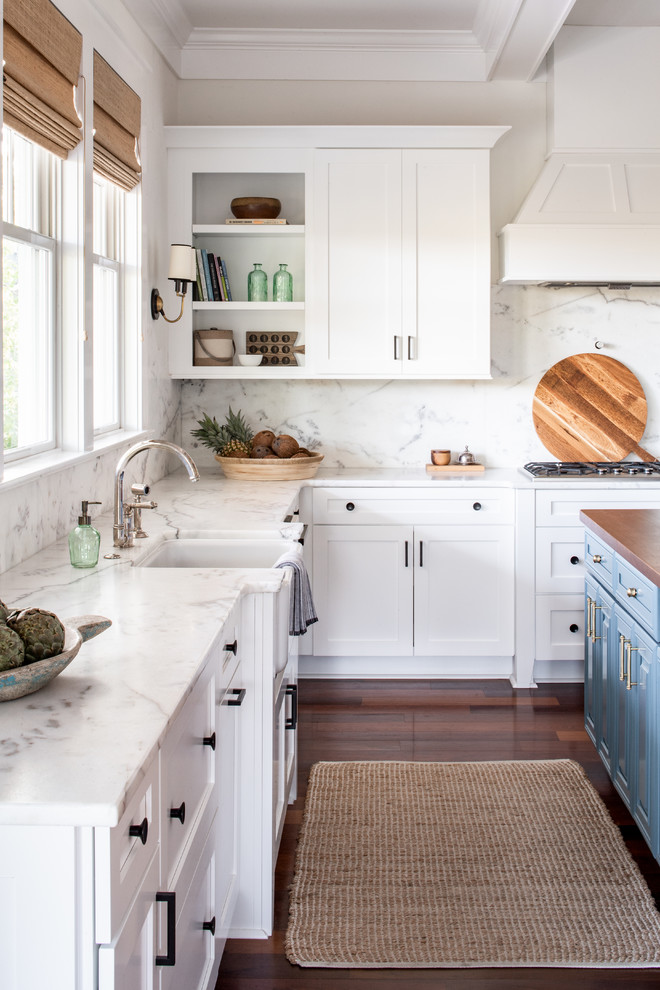 Exempel på ett stort maritimt vit vitt kök, med en rustik diskho, skåp i shakerstil, vita skåp, marmorbänkskiva, vitt stänkskydd, stänkskydd i marmor, rostfria vitvaror, mellanmörkt trägolv, en köksö och rött golv