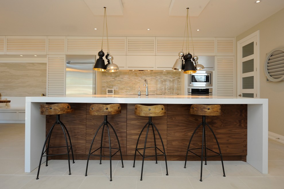 Moderne Küche mit Lamellenschränken, Küchengeräten aus Edelstahl, weißen Schränken und Rückwand aus Steinfliesen in Toronto