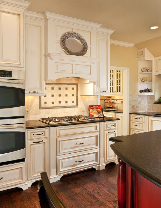 Esempio di una cucina abitabile classica con ante beige, top in granito, paraspruzzi beige, paraspruzzi con piastrelle in pietra e elettrodomestici in acciaio inossidabile