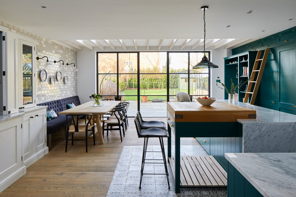 ロンドンにある高級な中くらいなトラディショナルスタイルのおしゃれなキッチン (シェーカースタイル扉のキャビネット、大理石カウンター、ベージュキッチンパネル、セラミックタイルのキッチンパネル、白いキッチンカウンター、青いキャビネット、セメントタイルの床、グレーの床) の写真