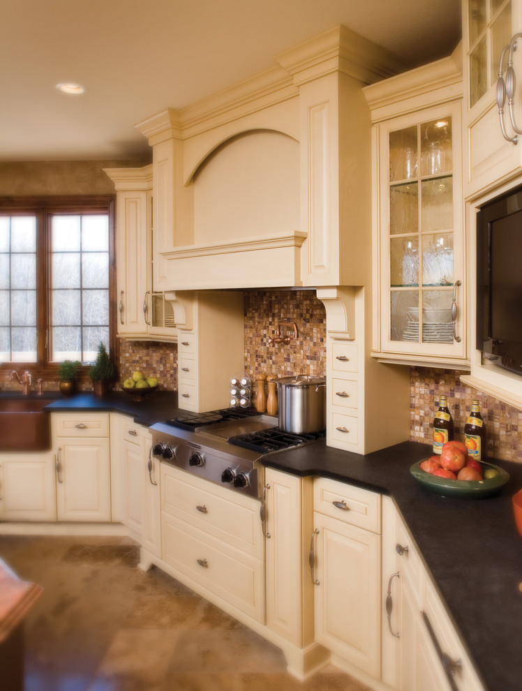 Klassische Küche in L-Form mit Landhausspüle, profilierten Schrankfronten, weißen Schränken, Küchenrückwand in Metallic, Rückwand aus Metallfliesen, Küchengeräten aus Edelstahl, Porzellan-Bodenfliesen und Kücheninsel in Minneapolis