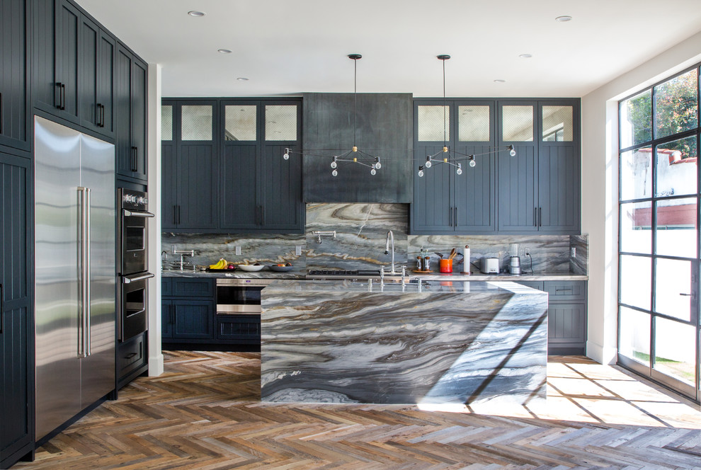 Bild på ett funkis kök, med svarta skåp, en köksö och stänkskydd i marmor